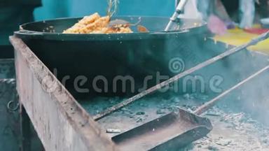 一个装着乌兹别克皮拉夫的大碗站在街边咖啡馆里抽烟的炉子上。街边的食物，<strong>快餐</strong>，<strong>快餐</strong>